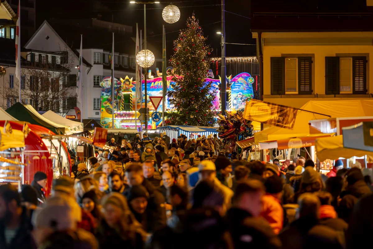 Man sieht den Trubel auf dem Uster Märt bei Nacht.